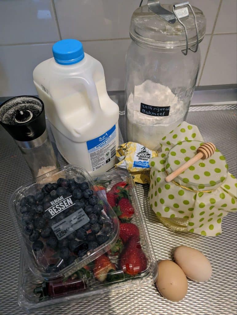 Ideeën en recepten voor een origineel en gezond Moederdag ontbijt. Amerikaanse pannenkoekjes en granola recepten voor je moeder ingredienten pannenkoeken