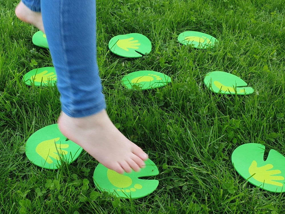 voeten op afdrukken in het gras