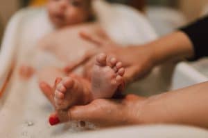 baby in bad doen