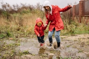 plassen stampen in de regen