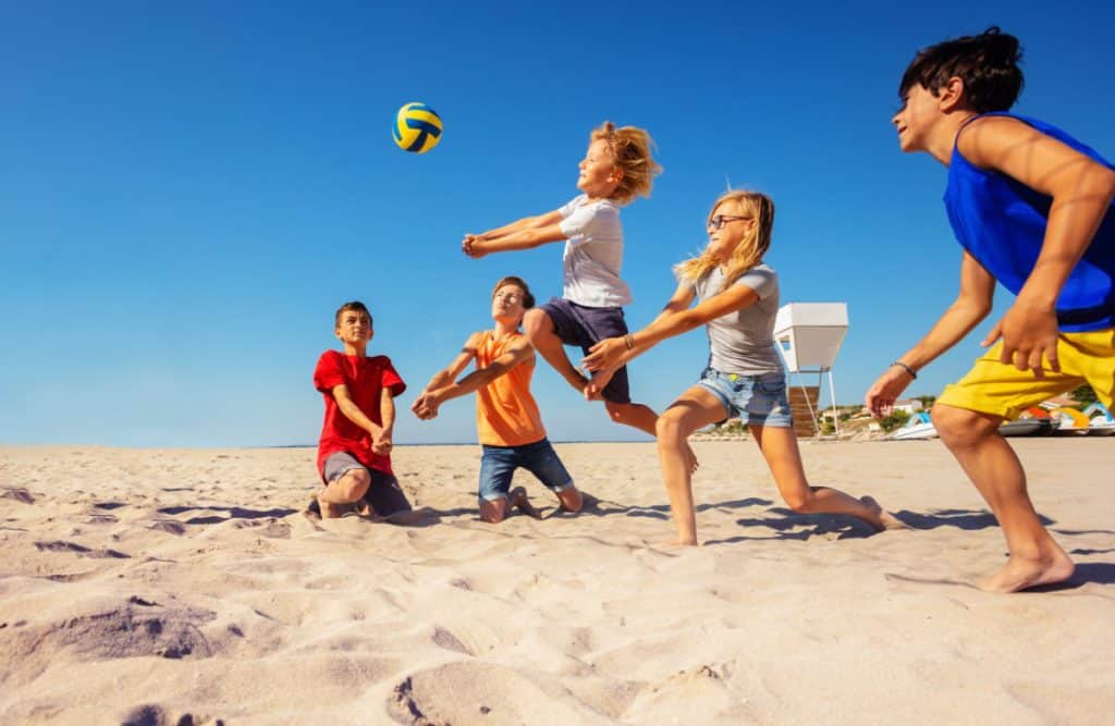 Spelletjes in het Thema Zomer. Activiteiten peuter tot volwassenen en Kinderdagverblijf. Zelfbedachte spelletjes tot thema zee en strand strandvolleybal
