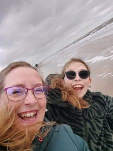 strandwandeling moeder kind