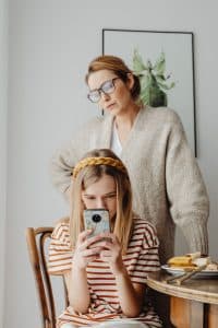 eerste mobiele telefoon kinderen ouderlijk toezicht