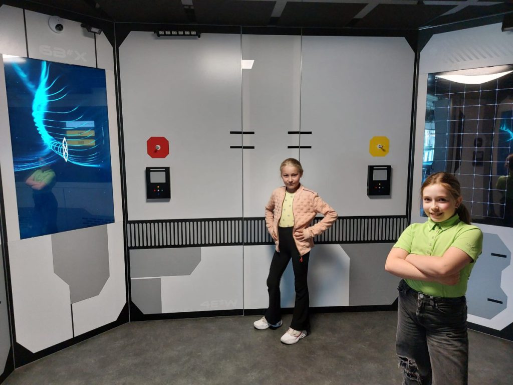 Van der Ende racing and fun X-Cube Escape Room  Spytraining kids escaperoom voor kinderen