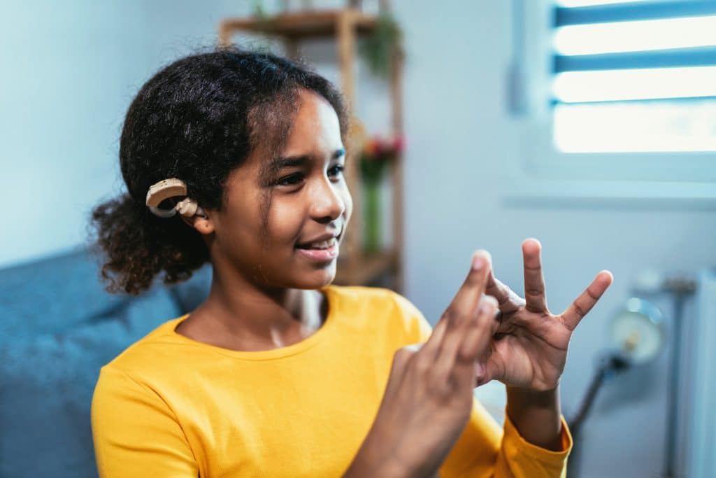 spraakontwikkeling bij kinderen gebarentaal doof meisje