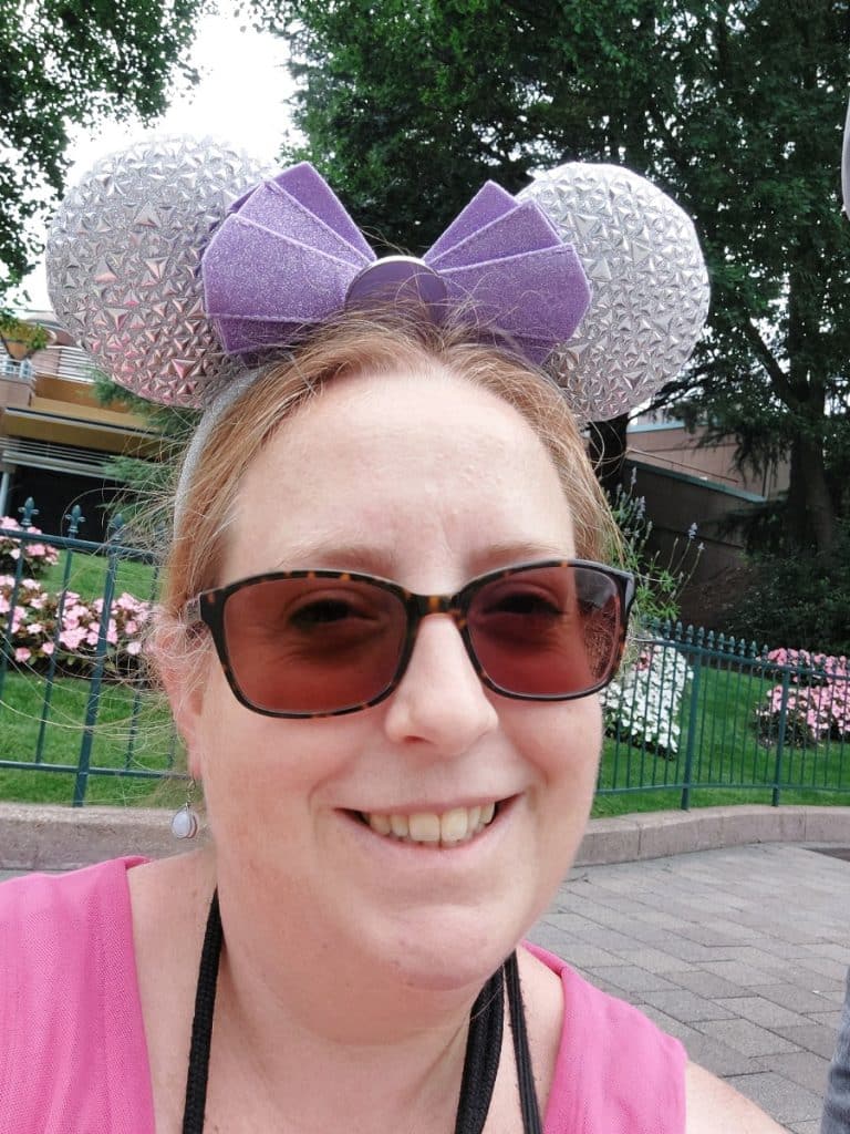 positieve ervaringen Disneyland Parijs vrouw met minnie mouse diadeem