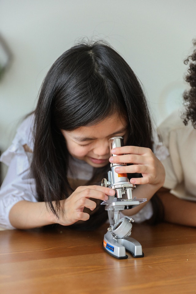 meisje doet experiment leuke activiteiten in de klas
