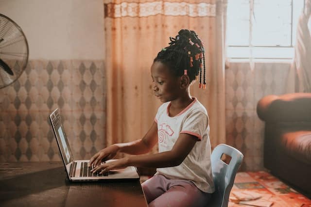 digitale geletterdheid kind achter laptop