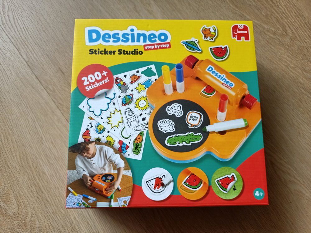 Dessineo stickerstudio is voor alle creatieve jongens en meisjes die zelf graag stickers maken. Winnaar speelgoed van het jaar!