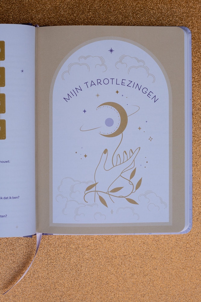 illustratie hand met daarboven een sikkelmaan. Mijn Tarotlezingen
