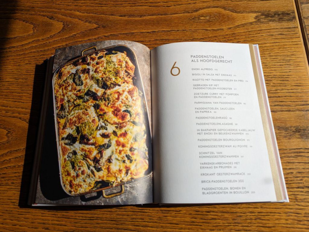 hoofdgerecht met paddenstoelen