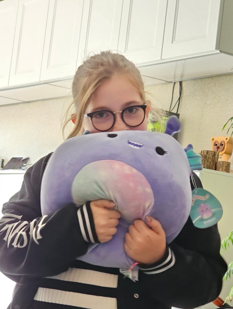 knuffel cadeau doen aan je kind
