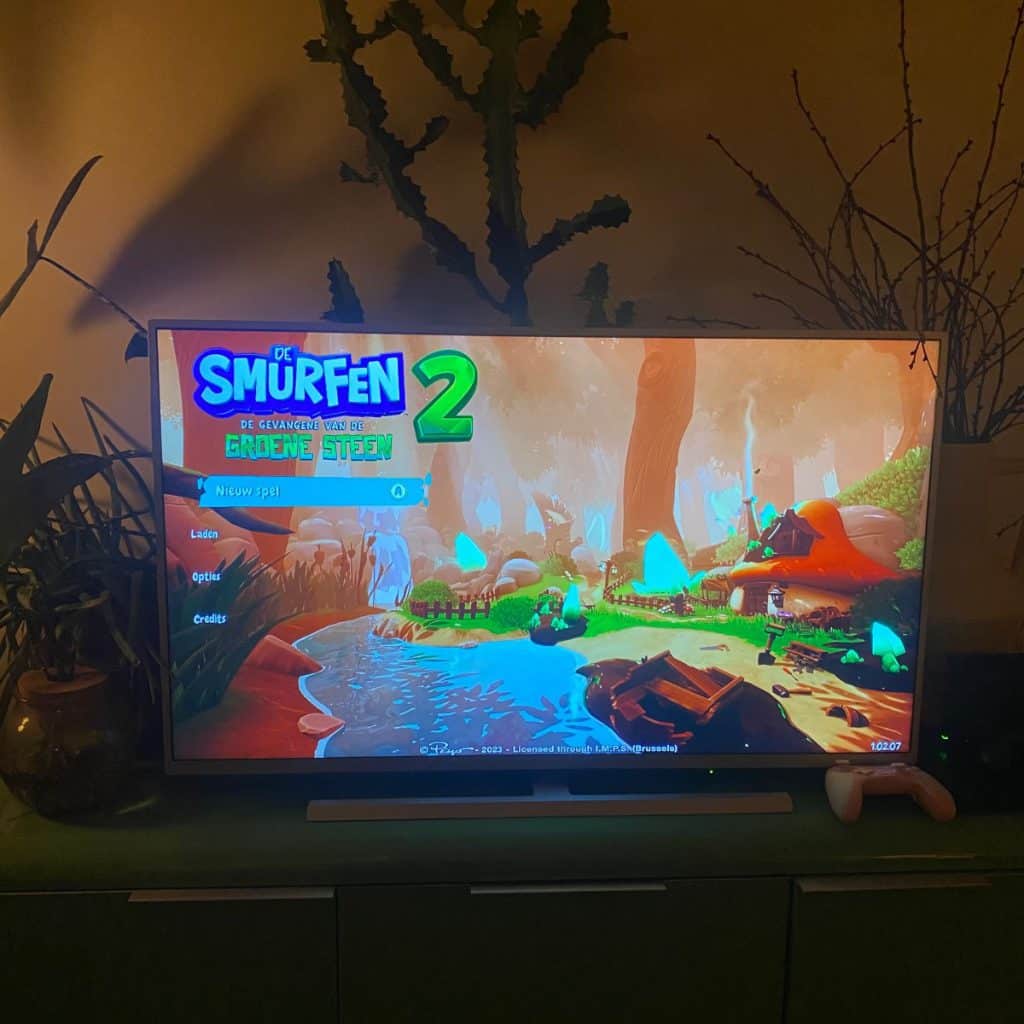 In de Game De Smurfen 2 spelers gaan met een team van Smurfen, aangevoerd door knutselsmurf, op zoek naar de mysterieuze Groene Steen.