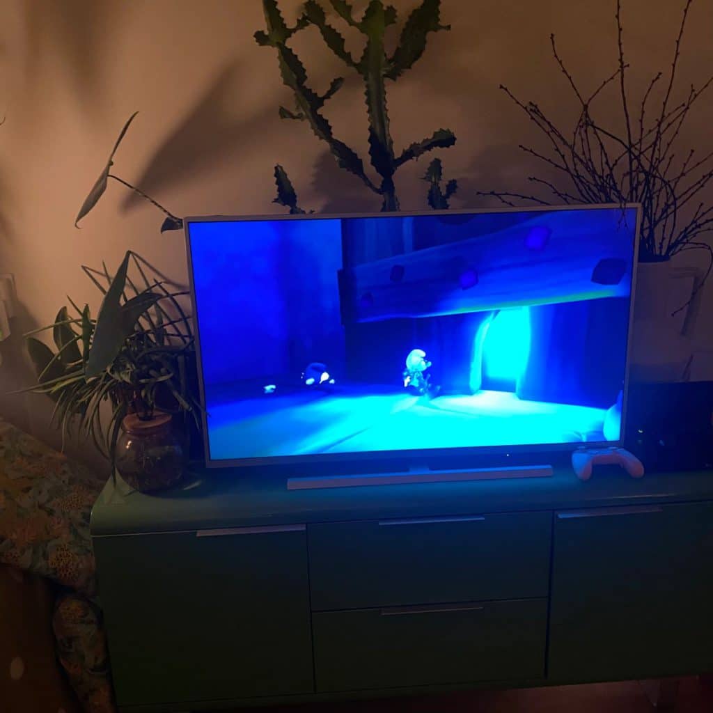 In de Game De Smurfen 2 spelers gaan met een team van Smurfen, aangevoerd door knutselsmurf, op zoek naar de mysterieuze Groene Steen.