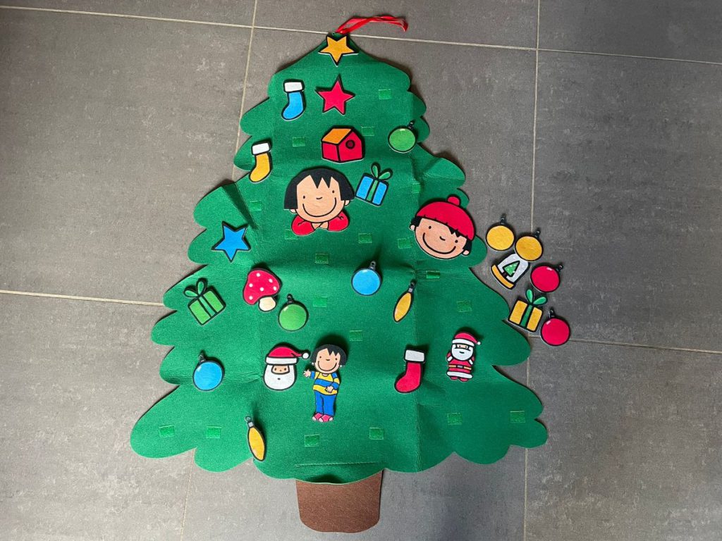 Anna vilten kerstboom met figuurtjes