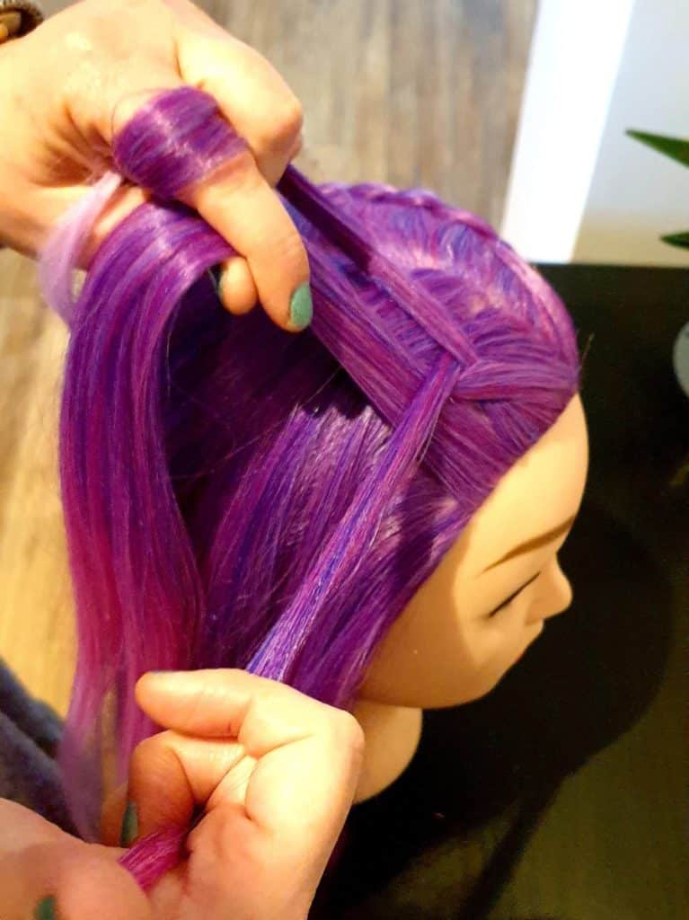 Met een oefenhoofd van Sassy Goods is het oefenen van vlechten gemakkelijker dan ooit. Inclusief stappenplan voor Boxer Braids.