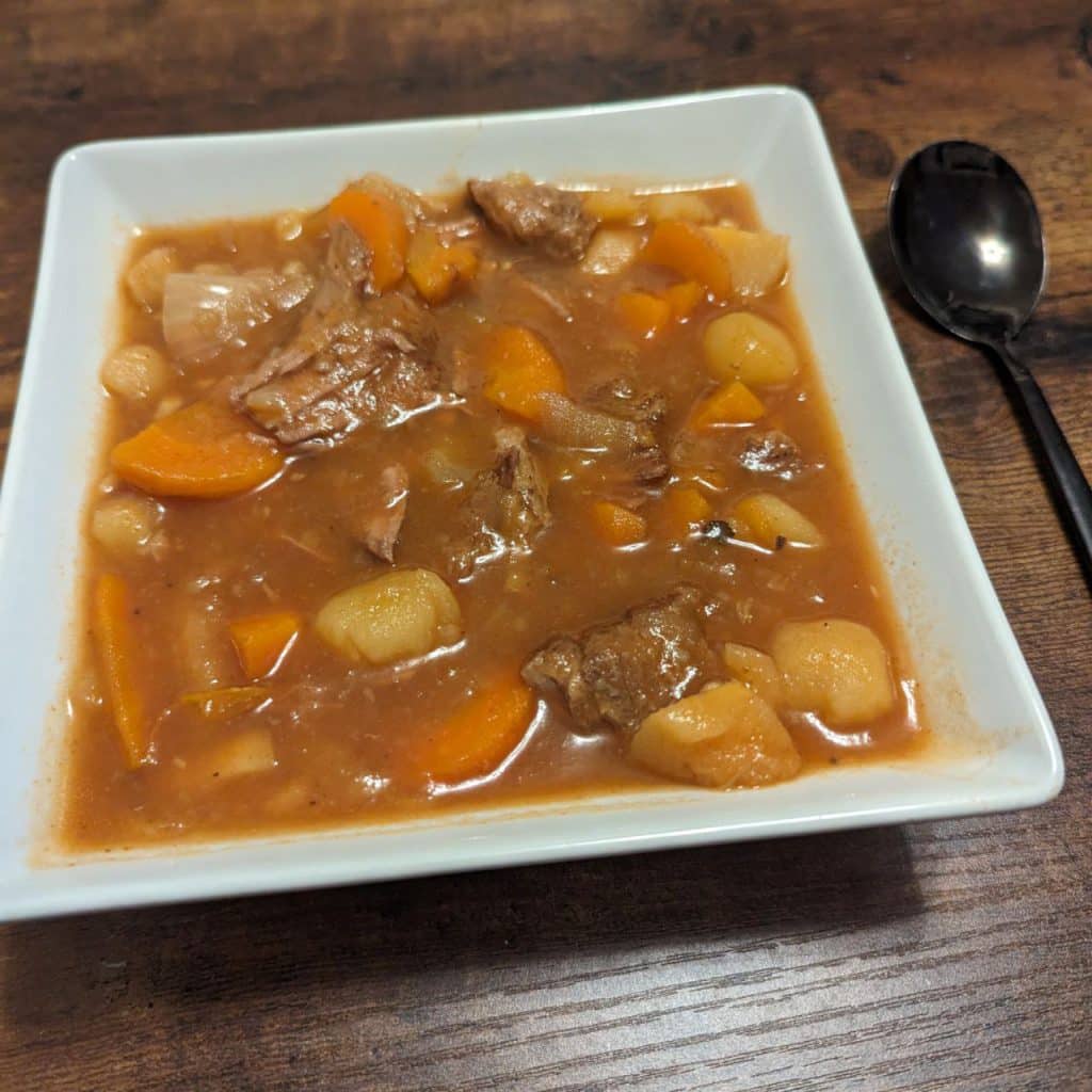 Runderstoof uit de slowcooker. Een comfy winters gerecht uit de slowcooker, dat je goed zal opwarmen. Stoofgerecht rundvlees pastinaak wortel