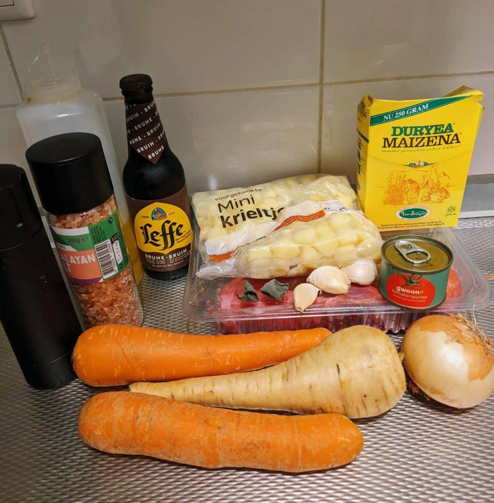 Runderstoof uit de slowcooker. Een comfy winters gerecht uit de slowcooker, dat je goed zal opwarmen. Stoofgerecht rundvlees pastinaak wortel