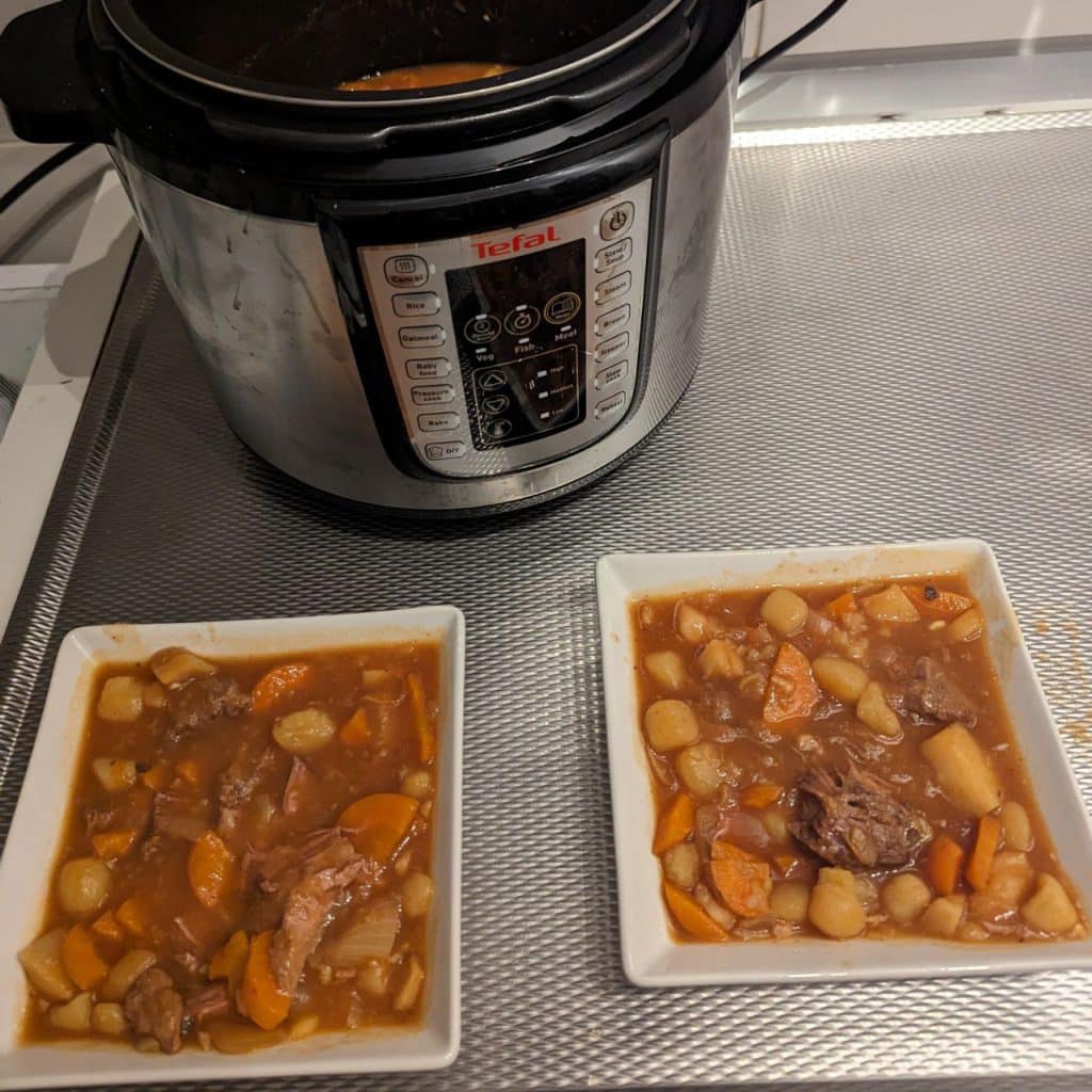 Runderstoof uit de slowcooker. Een comfy winters gerecht uit de slowcooker, dat je goed zal opwarmen. Stoofgerecht rundvlees pastinaak wortel