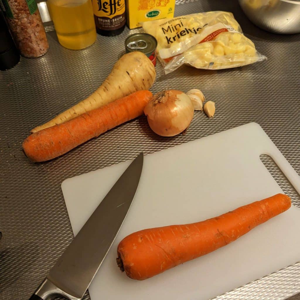 groenten snijden, ui, knoflook, wortel, pastinaak 