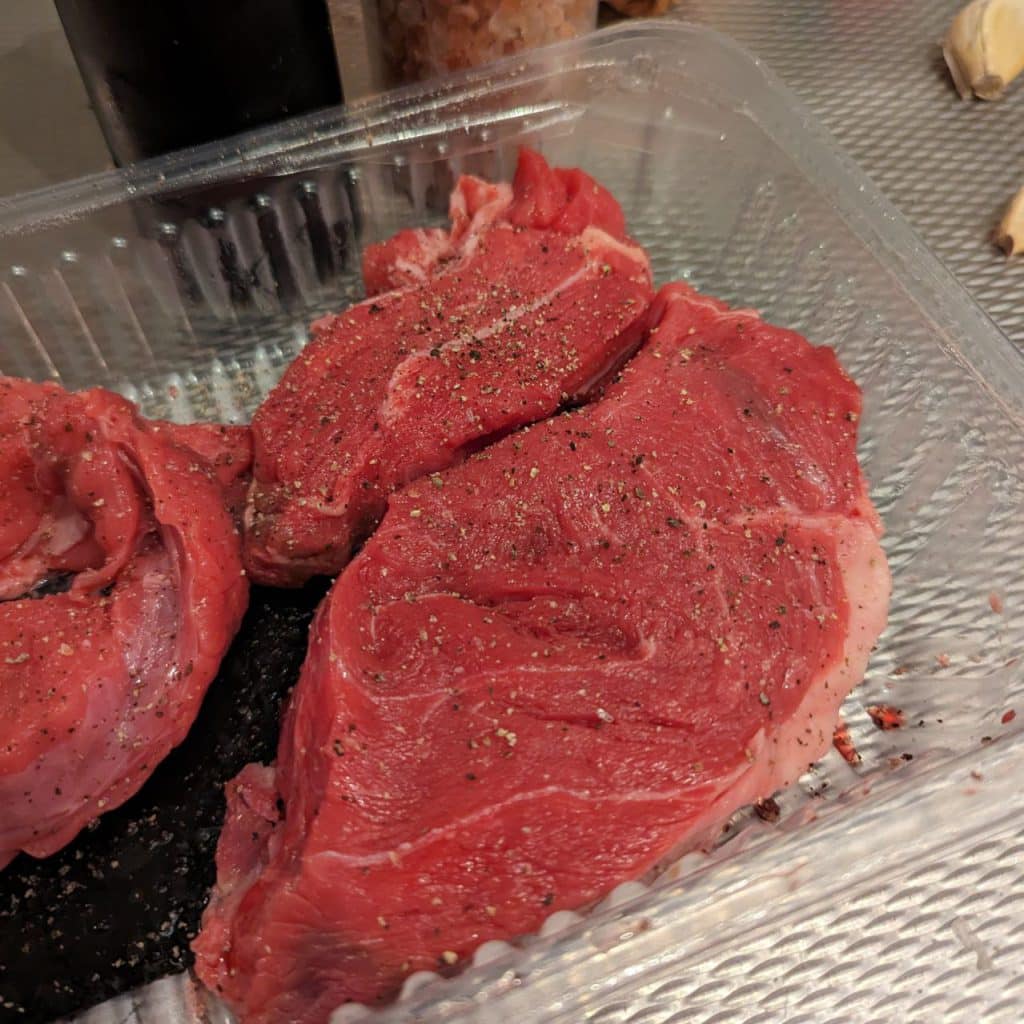 vlees kruiden Runderstoof uit de slowcooker. Een comfy winters gerecht uit de slowcooker, dat je goed zal opwarmen. Stoofgerecht rundvlees pastinaak wortel