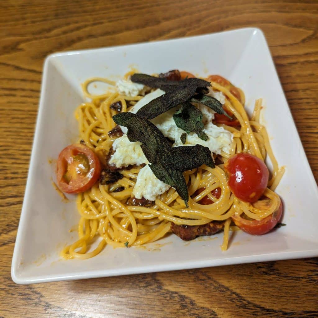 Spaghetti chorizo, lees in deze blog het recept van een bij ons favoriete pastagerecht. Mozzarella, salie en een eitje maken het gerecht af!