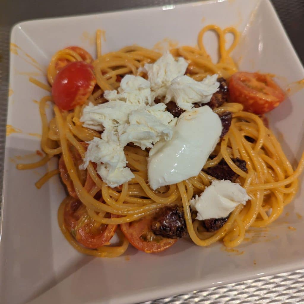Spaghetti chorizo, lees in deze blog het recept van een bij ons favoriete pastagerecht. Mozzarella, salie en een eitje maken het gerecht af!