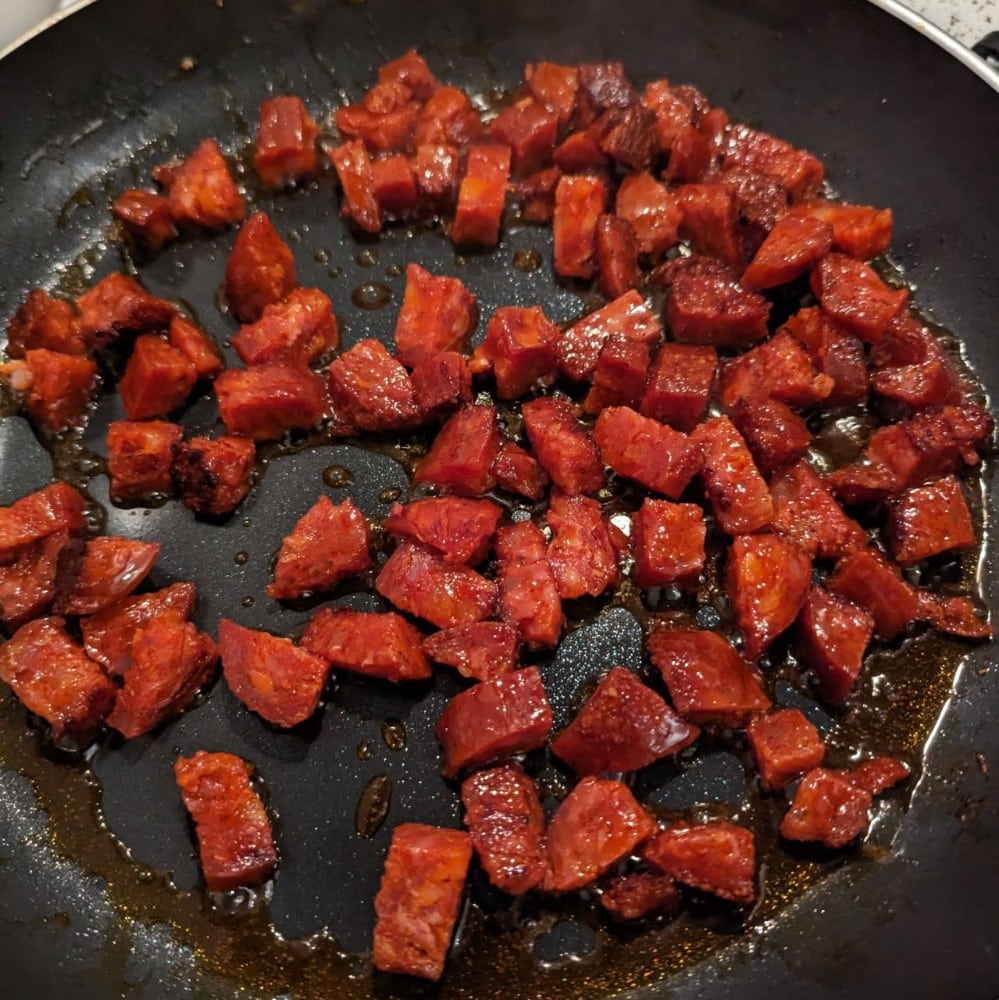 chorizo bakken Spaghetti chorizo, lees in deze blog het recept van een bij ons favoriete pastagerecht. Mozzarella, salie en een eitje maken het gerecht af!
