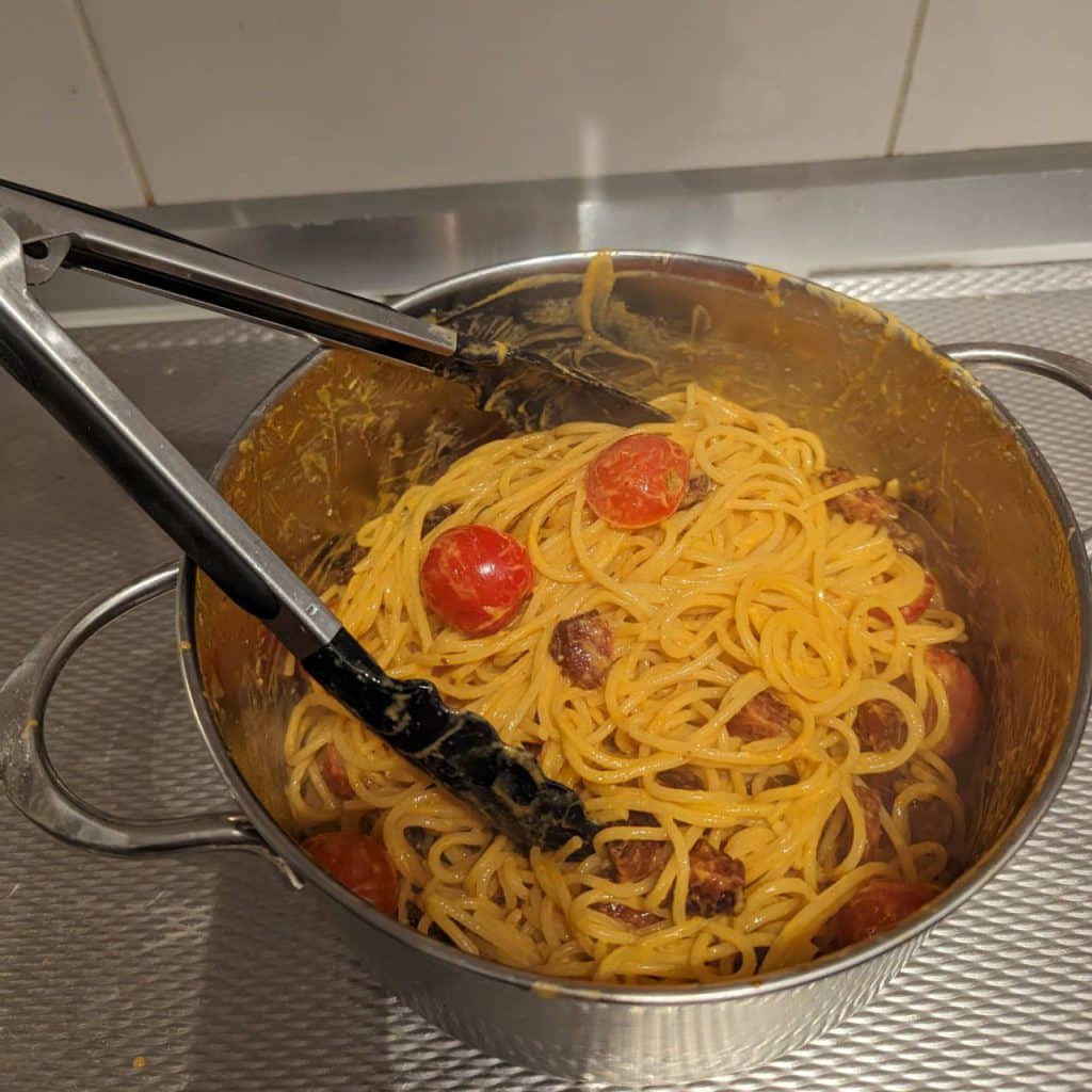 mengen spaghetti, chorizo, tomaten en ei Spaghetti chorizo, lees in deze blog het recept van een bij ons favoriete pastagerecht. Mozzarella, salie en een eitje maken het gerecht af!