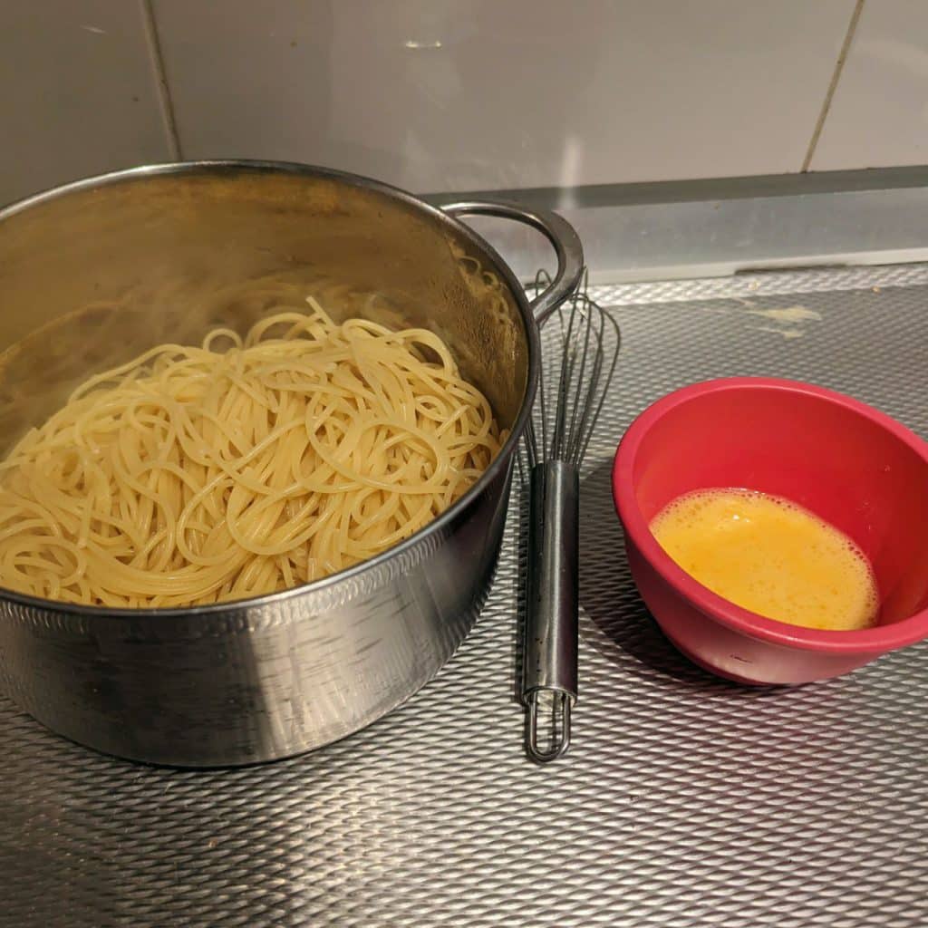eitje door de pasta roeren