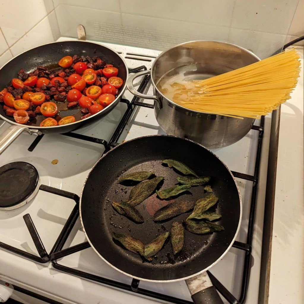 de pannen Spaghetti chorizo, lees in deze blog het recept van een bij ons favoriete pastagerecht. Mozzarella, salie en een eitje maken het gerecht af!
