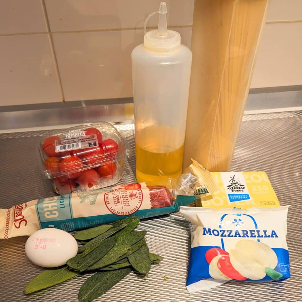 Spaghetti chorizo, lees in deze blog het recept van een bij ons favoriete pastagerecht. Mozzarella, salie en een eitje maken het gerecht af!