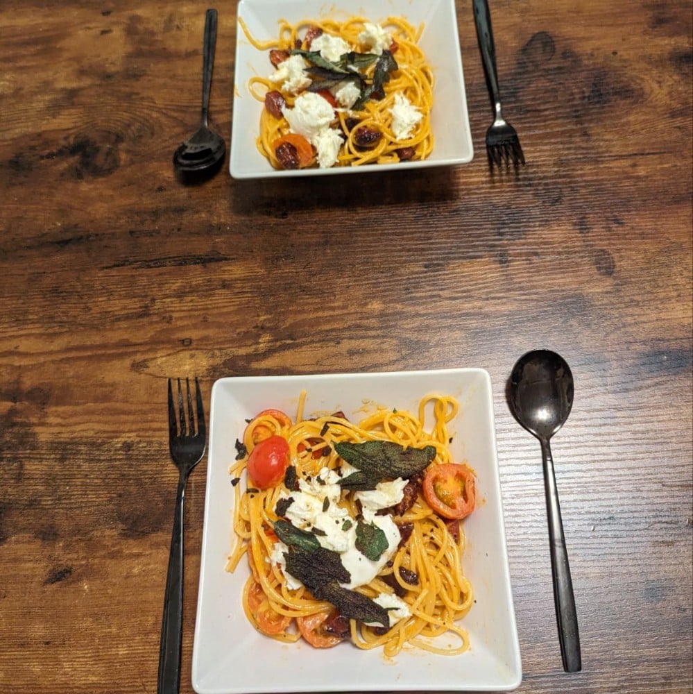 Spaghetti chorizo, lees in deze blog het recept van een bij ons favoriete pastagerecht. Mozzarella, salie en een eitje maken het gerecht af!