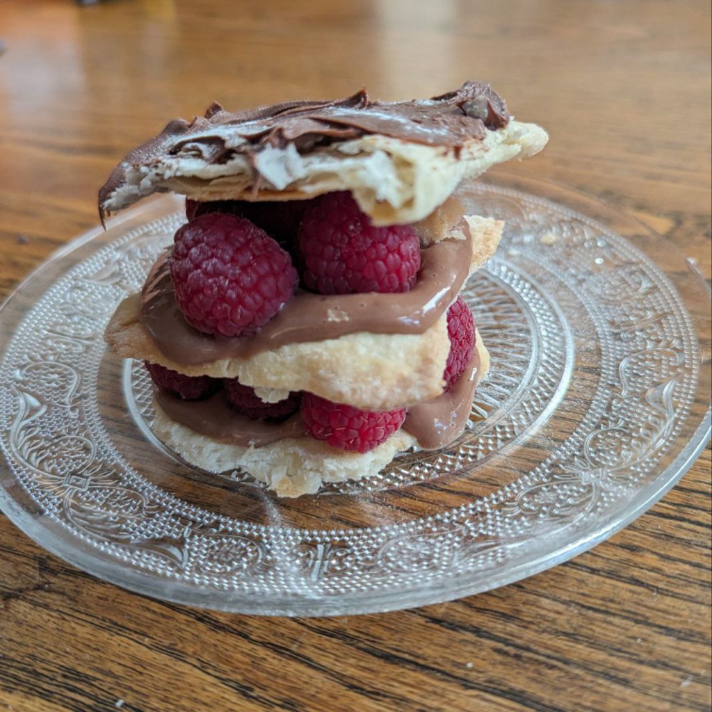 Framboos hazelnoot torentje - Een simpel maar luxe ogend toetje