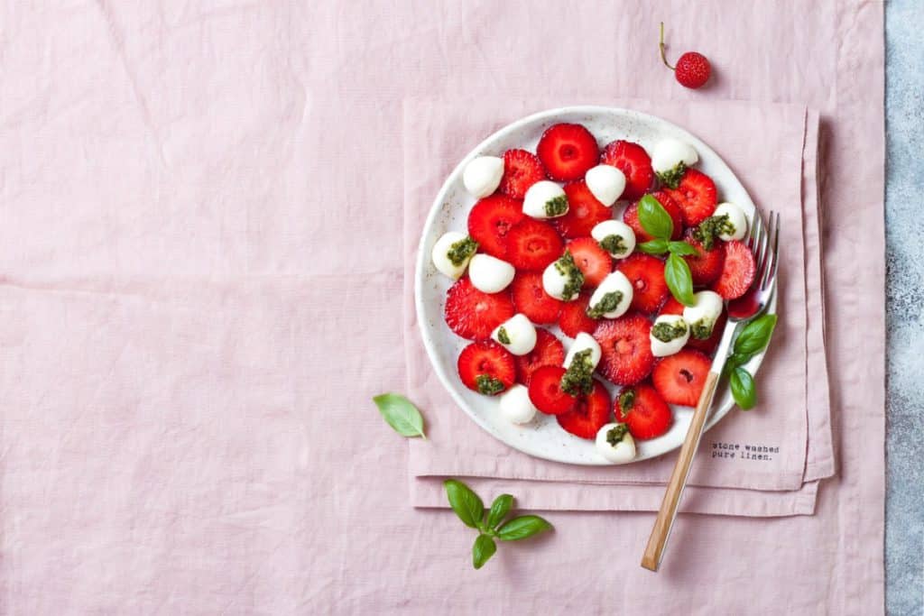 caprese salade rood fruit