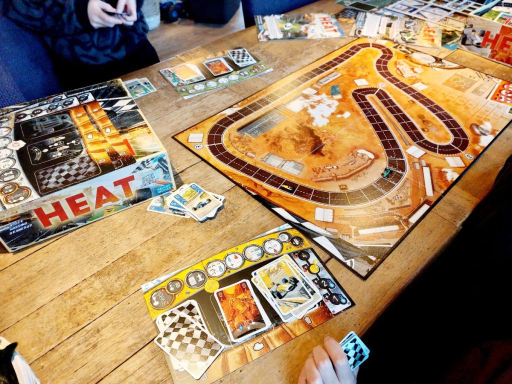 spelbord Heat is een uitdagend racespel (10+) met twee varianten en uitgebreide mogelijkheden. Een winnaar van Speelgoed van het Jaar 2023.