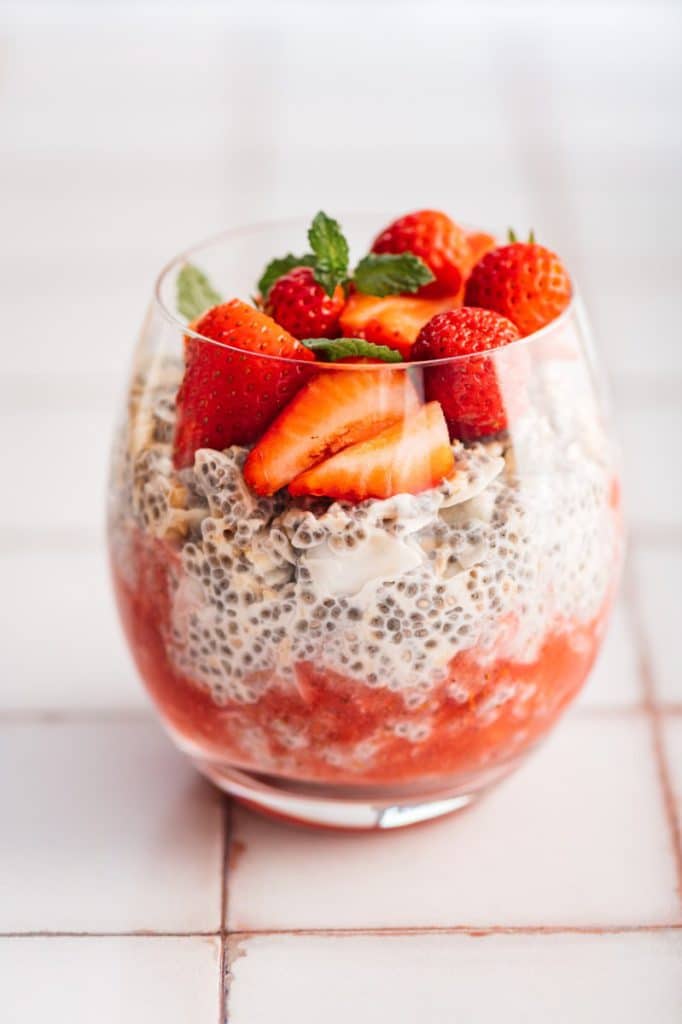 chia pudding rood fruit