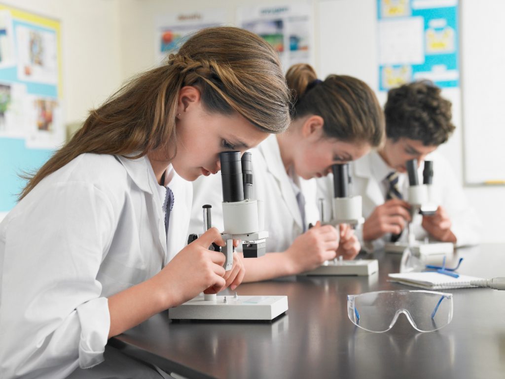 wetenschappelijk onderzoek tieners middelbare scholieren activiteiten in de klas middelbare school