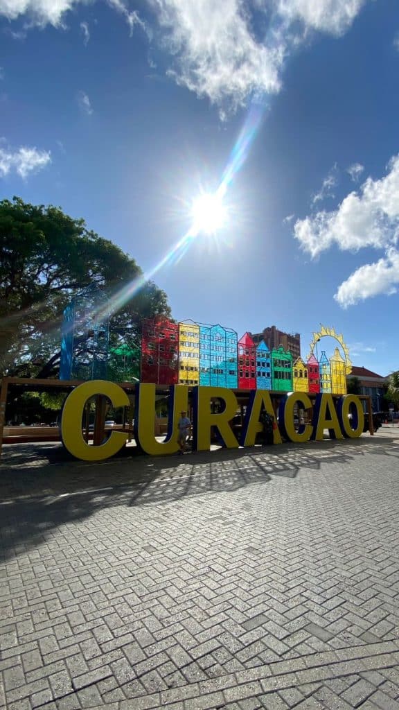 Wat te doen op Curaçao met kind? willemstad letters vakantie tip kind familie gezin corendon ervaring
