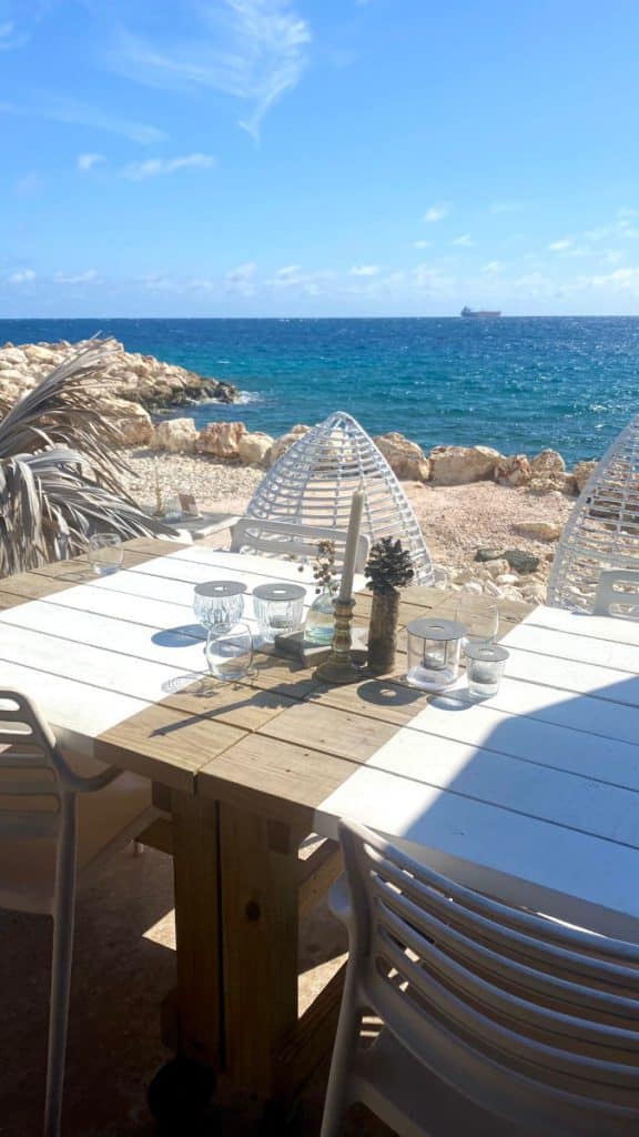bij blauw willemstad strand zee zwembad eten drinken ervaring vakantietip