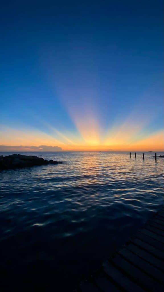 Wat te doen op Curaçao met kind? zonsondergang zee tip vakantie ervaring