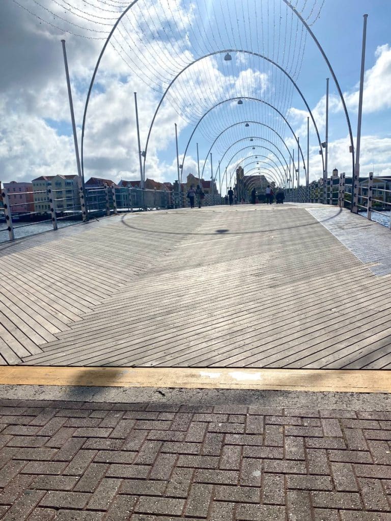 Wat te doen op Curaçao met kind? pondjesbrug dag willemstad