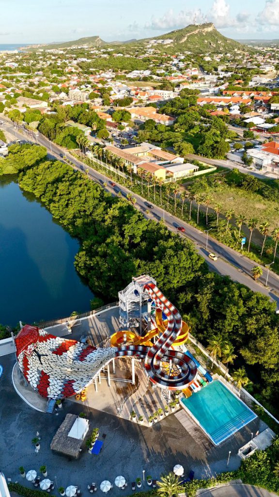 curcao mangrive beach resort glijbanen drone