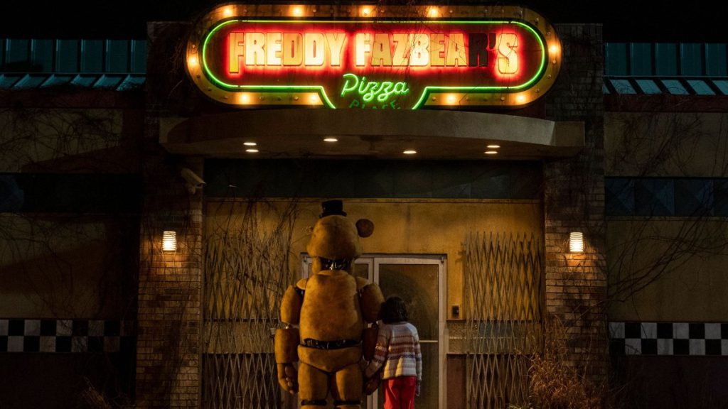 Five Nights at Freddy's, Mike neemt een noodzakelijk baantje aan als nachtbewaker. Maar al snel begint er een bovennatuurlijk nachtmerrie