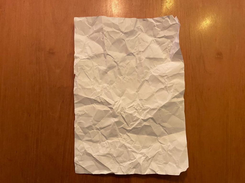 papier verfrommelen, verfrommeld papier met vouwen