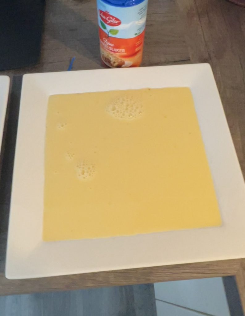 bord met melk en ei voor wentelteefjes Zoveel keuzes in de winkel over welke smeerbare pasta het beste is. Lees waarom Nutella mijn favoriet is in de blog over wereld Nutella dag