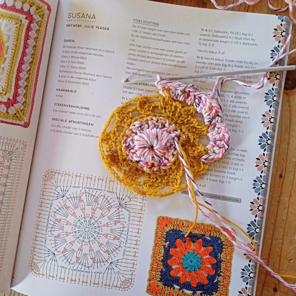 100 Granny Squares begint bij de basis. Zo maak je algauw van een heleboel granny's een deken, tas of kussen. Dankzij de duidelijke patronen