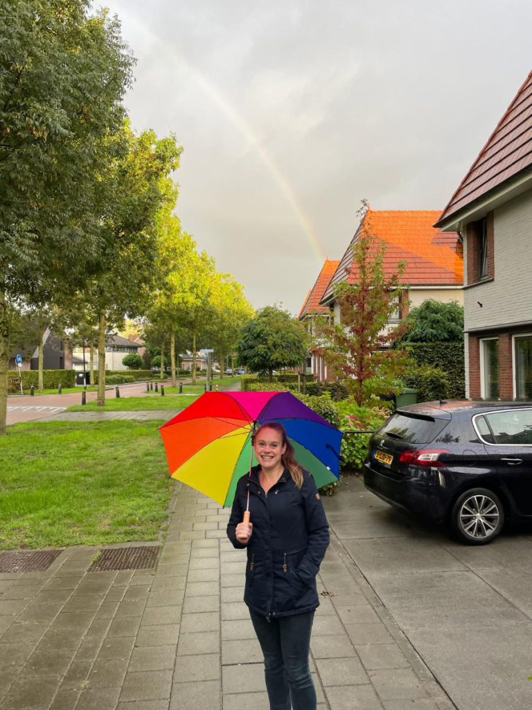 regenboog met paraplu op straat