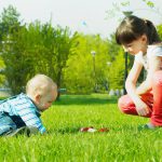 Kinderen spelen in gras