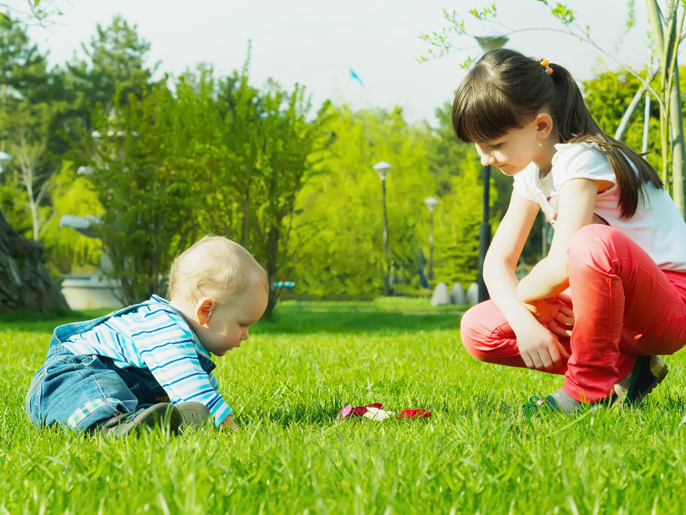 Kinderen spelen in gras